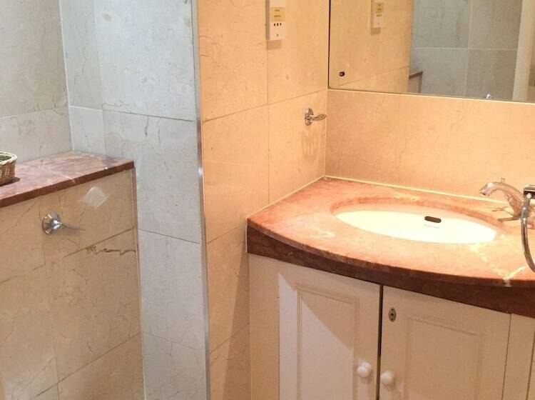 جناح جونيور, The New London Carlton Hotel & Service Apartments