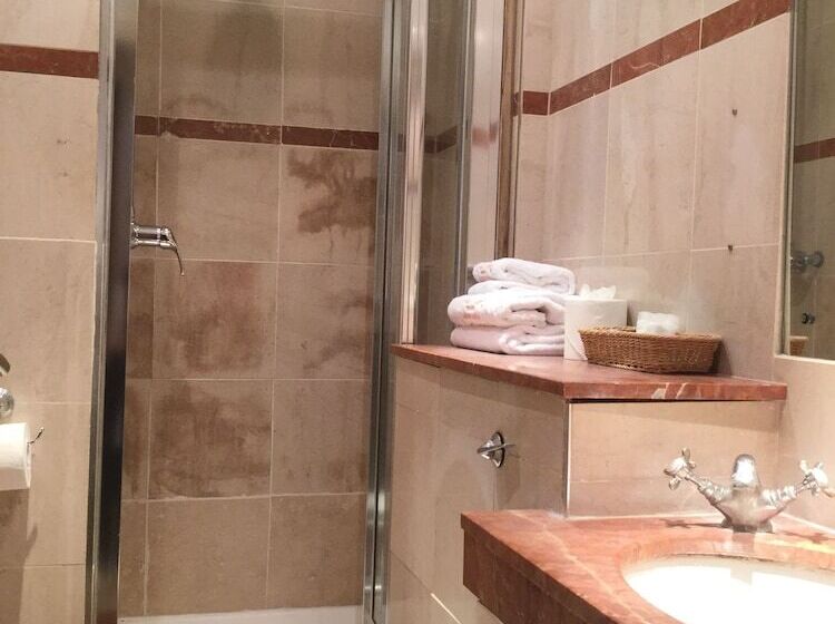 شقة غرفة واحدة, The New London Carlton Hotel & Service Apartments