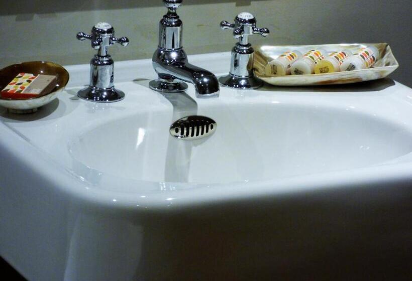 חדר סופריור, The Fenwick Steak & Seafood Pub