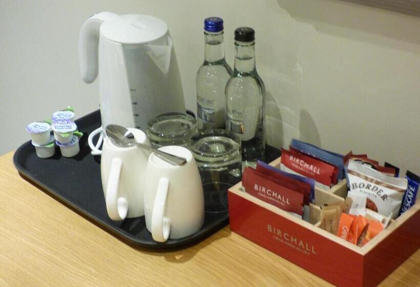 חדר משפחתי, The Fenwick Steak & Seafood Pub