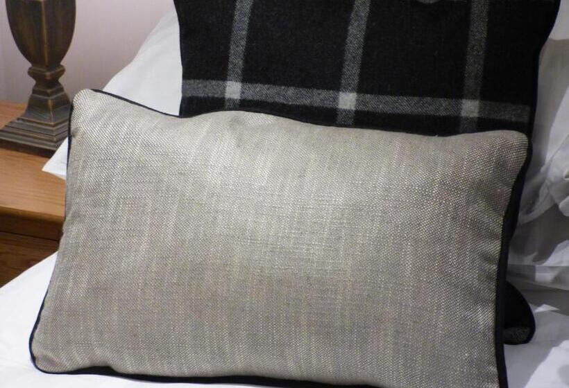 חדר משפחתי, The Fenwick Steak & Seafood Pub