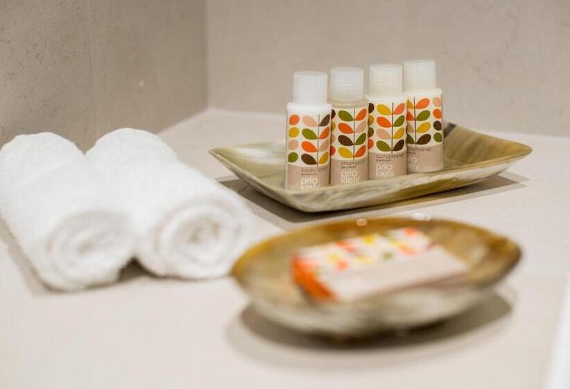 חדר משפחתי, The Fenwick Steak & Seafood Pub