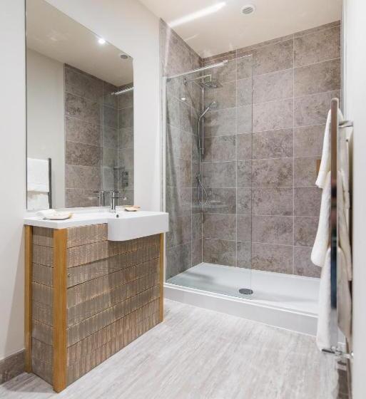 חדר משפחתי, The Fenwick Steak & Seafood Pub