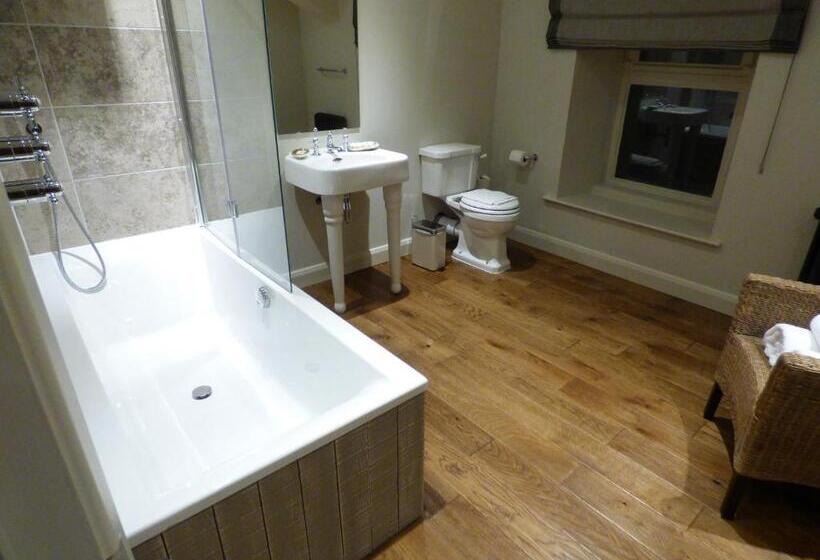 חדר משפחתי, The Fenwick Steak & Seafood Pub