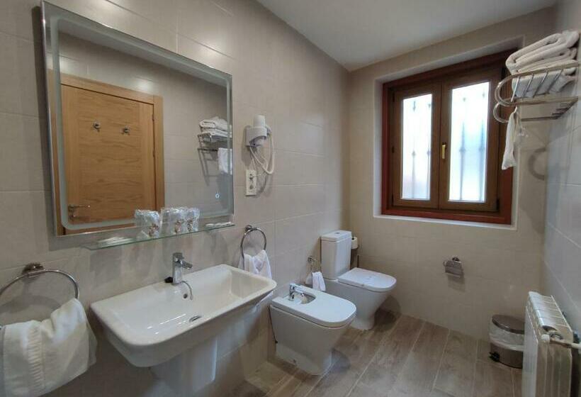 اتاق استاندارد سه نفره, Hostal Aribel Longinos