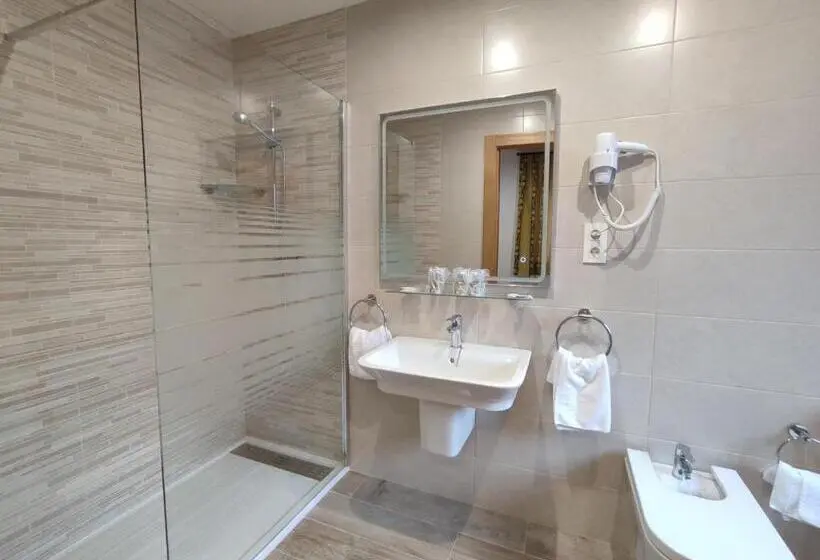 اتاق استاندارد سه نفره, Hostal Aribel Longinos