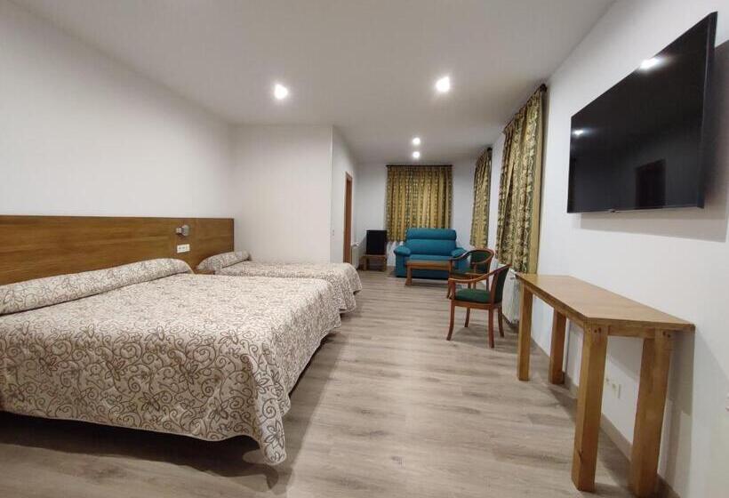 اتاق استاندارد سه نفره, Hostal Aribel Longinos