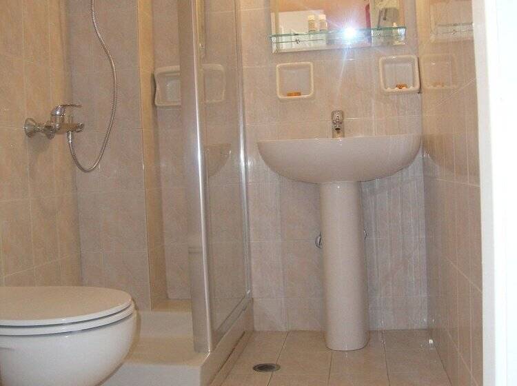 חדר סטנדרט לשלושה, Aretousa