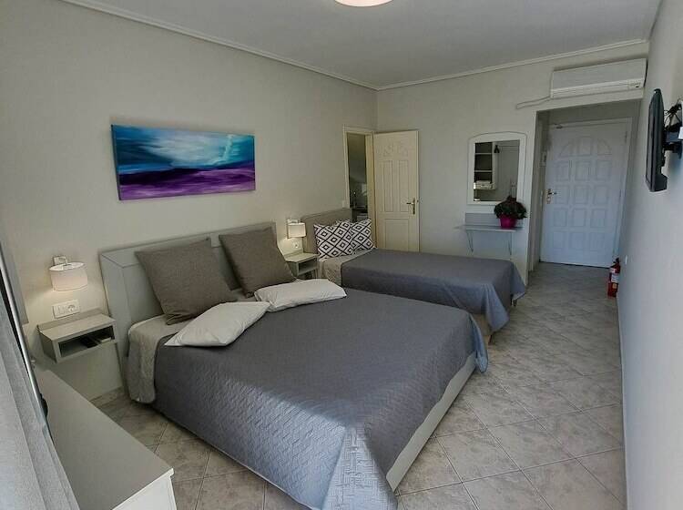 חדר סטנדרט לשלושה, Aretousa