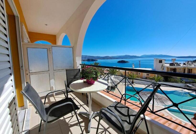 חדר סטנדרט לשלושה, Aretousa