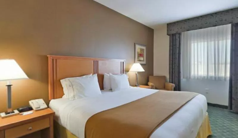 身障者適用キングサイズベッドルーム, Holiday Inn Express Hotel & Suites Lincoln South, An Ihg