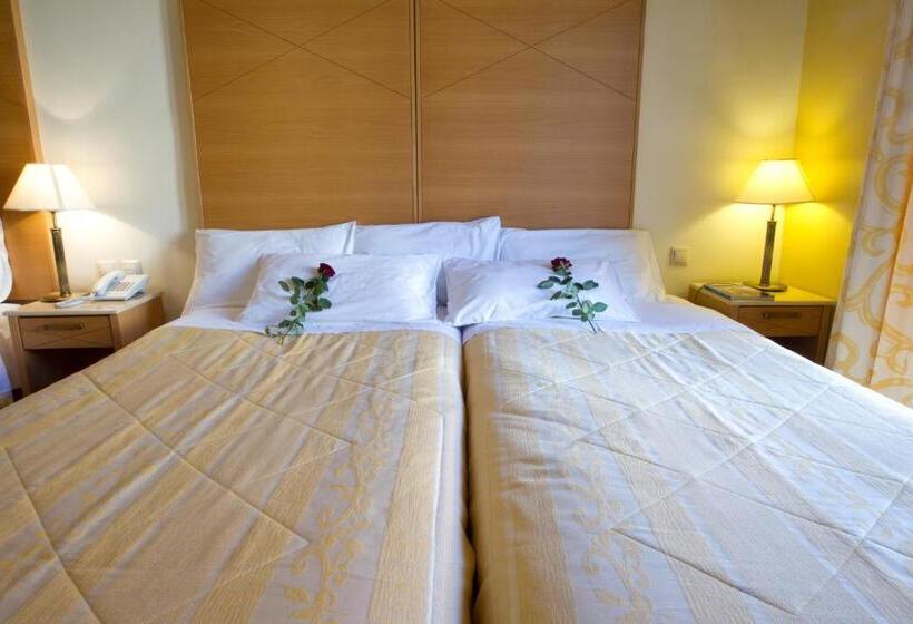 スタンダードトリプルルーム, Kaikis