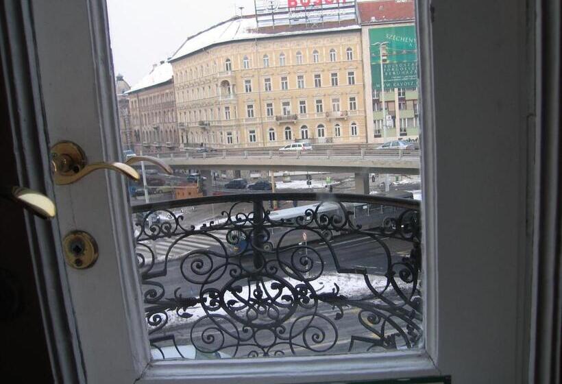 标准四人间共用浴室, Locomotive Hostel