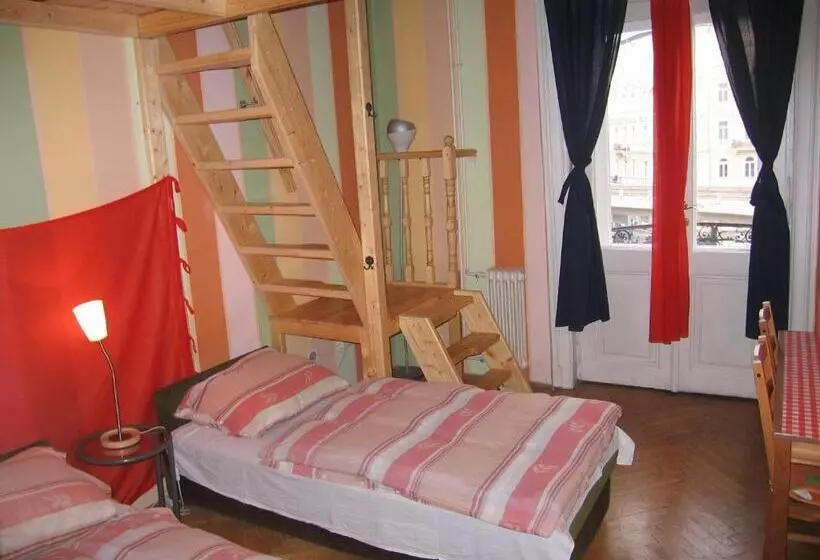 浴室共有スタンダード4人用ルーム, Locomotive Hostel
