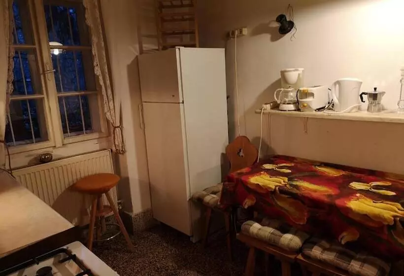 スタンダードスタジオ, Locomotive Hostel