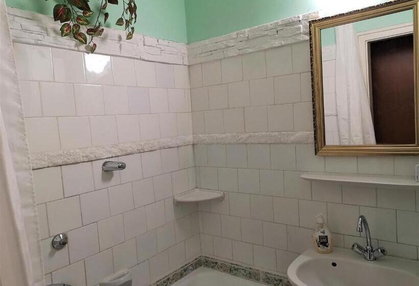 标准工作室, Locomotive Hostel