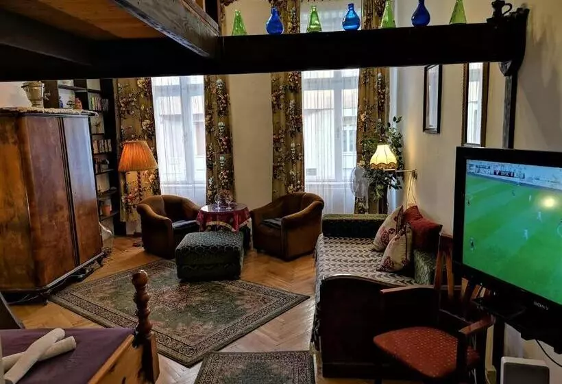 スタンダードスタジオ, Locomotive Hostel