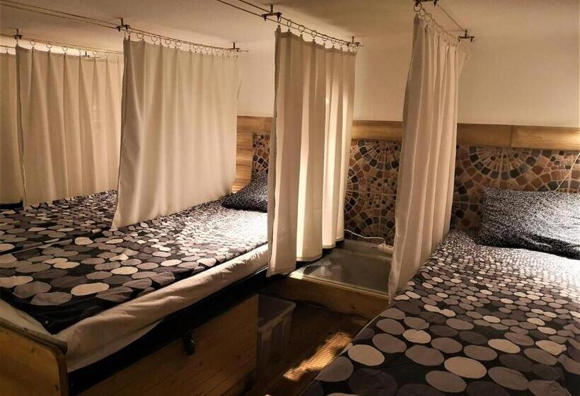 共用房间的床, Locomotive Hostel