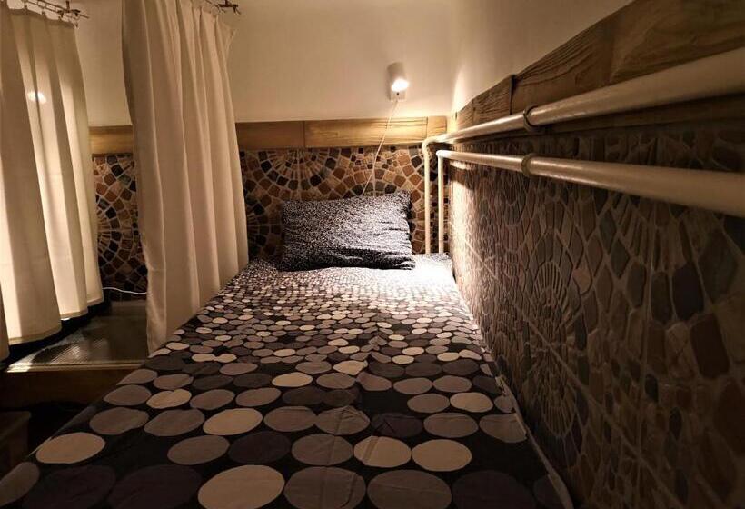 共用房间的床, Locomotive Hostel