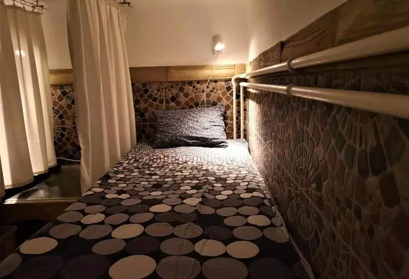 ルームシェアのワンベッド, Locomotive Hostel