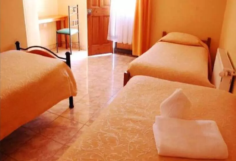 اتاق استاندارد سه نفره, Hostal Katarpe
