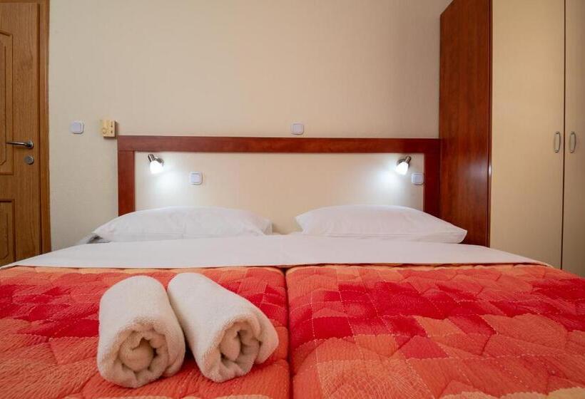 اتاق استاندارد با بالکن و چشمانداز دریا, Adria