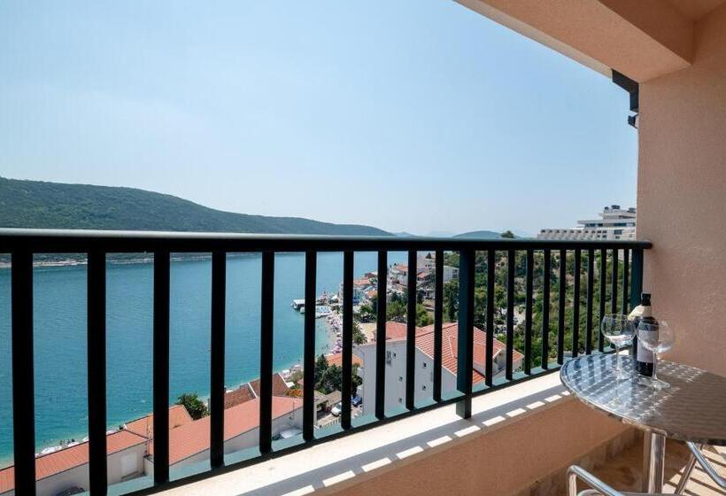 اتاق استاندارد با بالکن و چشمانداز دریا, Adria