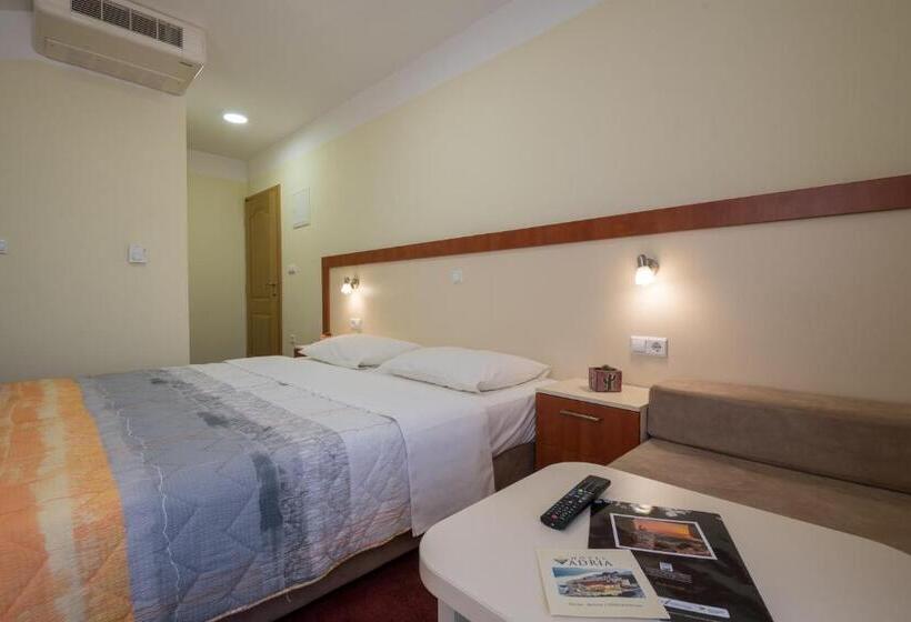 اتاق استاندارد با بالکن و چشمانداز دریا, Adria