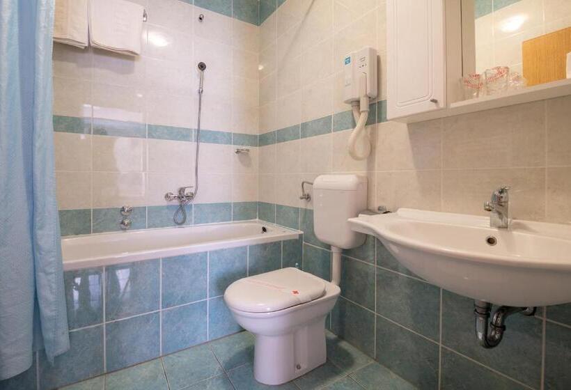 سوییت با چشمانداز دریا, Adria