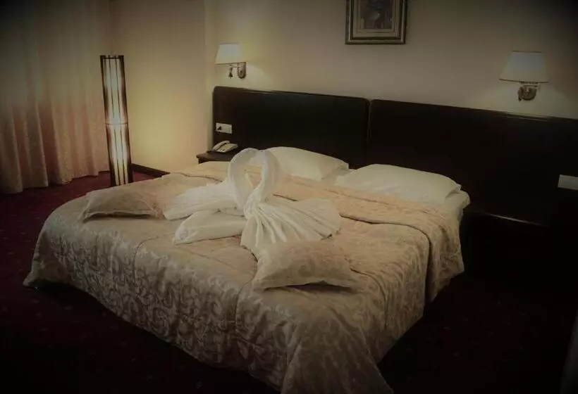 Standard Studio King Bed, Esplanada