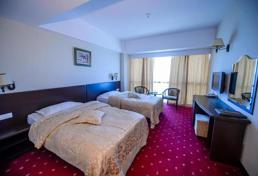 غرفة قياسية مطلّة علي البحيرة, Esplanada