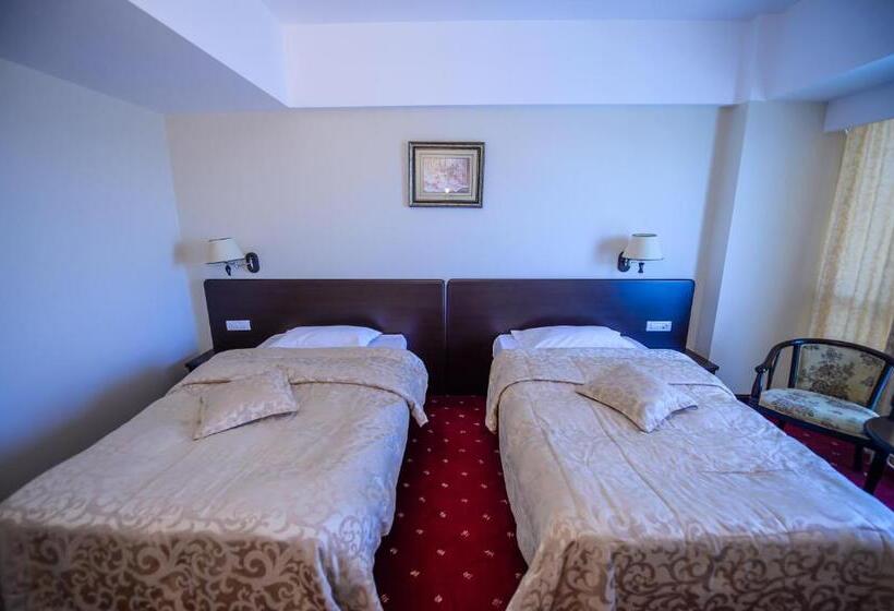 غرفة قياسية مطلّة علي البحيرة, Esplanada