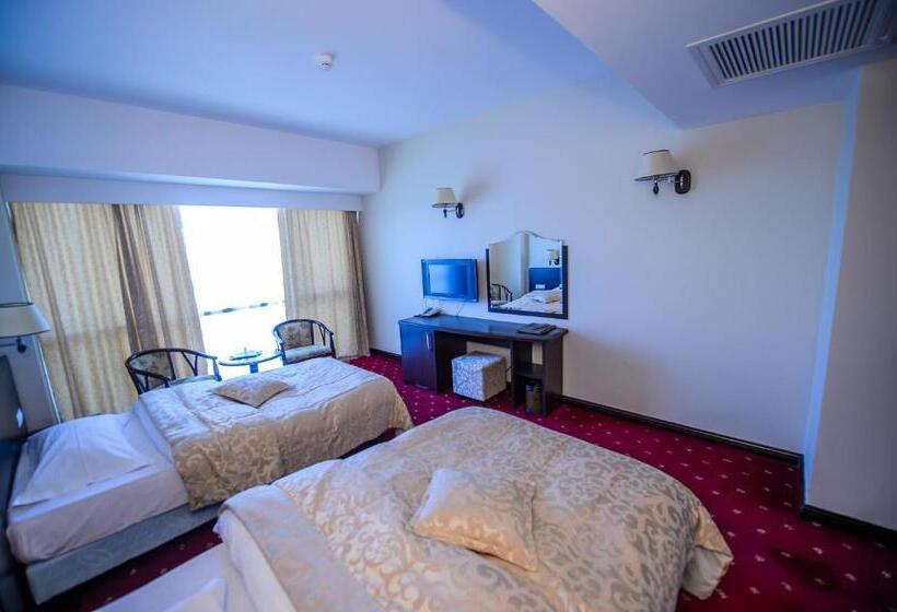 غرفة قياسية مطلّة علي البحيرة, Esplanada