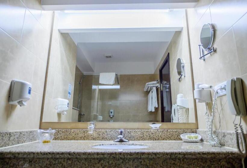 غرفة قياسية مطلّة علي البحيرة, Esplanada