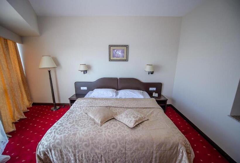 غرفة قياسية مطلّة علي البحيرة, Esplanada