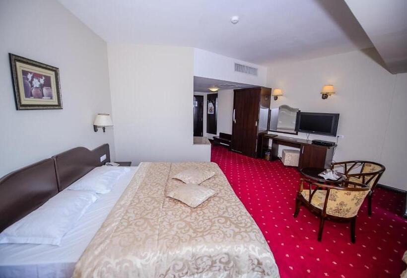 غرفة قياسية مطلّة علي البحيرة, Esplanada