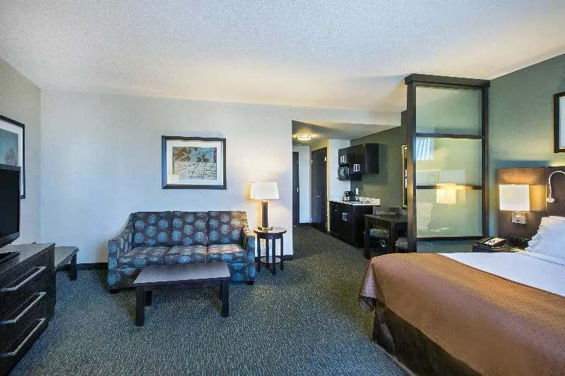 Deluxe Suite King Bed, Holiday Inn Saskatoon Downtown, An Ihg