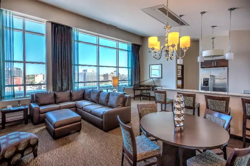 سوییت, Holiday Inn Saskatoon Downtown, An Ihg