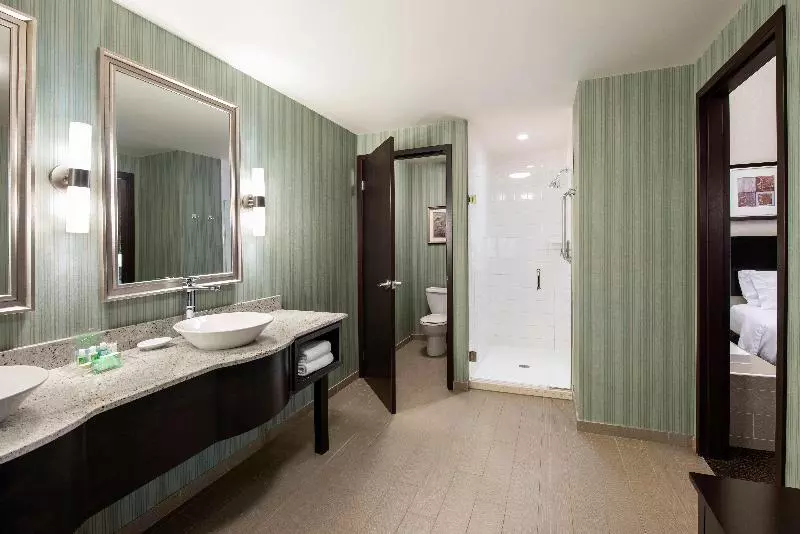 سوییت, Holiday Inn Saskatoon Downtown, An Ihg