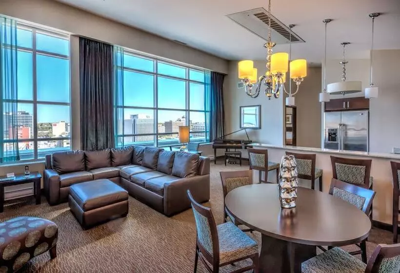 سوئیت پنت هاوس, Holiday Inn Saskatoon Downtown, An Ihg