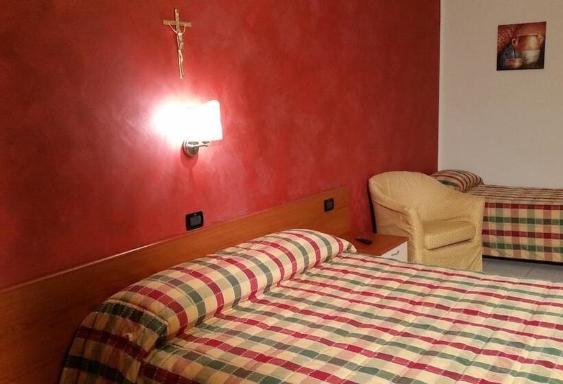 스탠다드 트리플 룸, Leon   Ristorante Al Cavallino Rosso