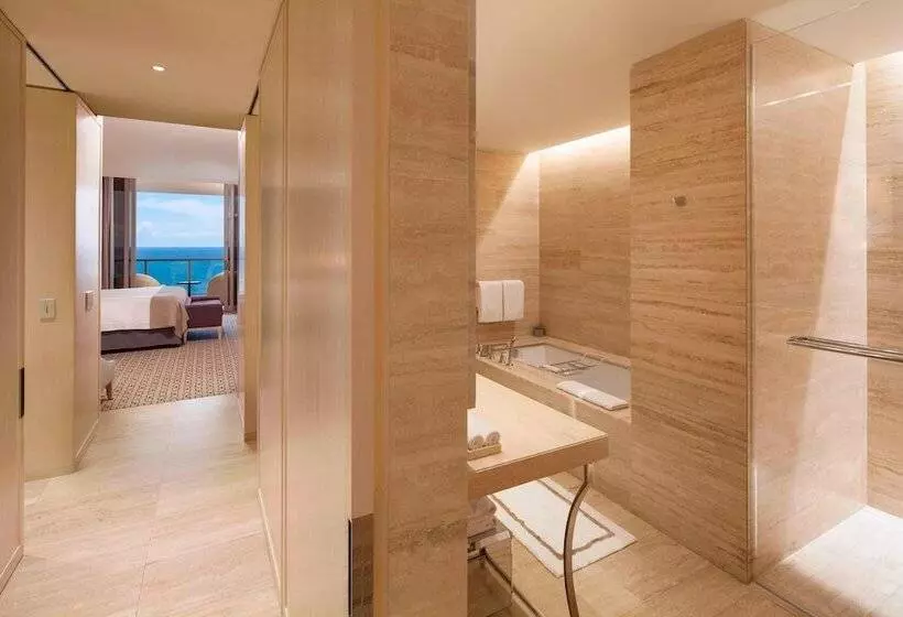 اتاق لوکس با چشم‌انداز دریا, The St. Regis Bal Harbour Resort