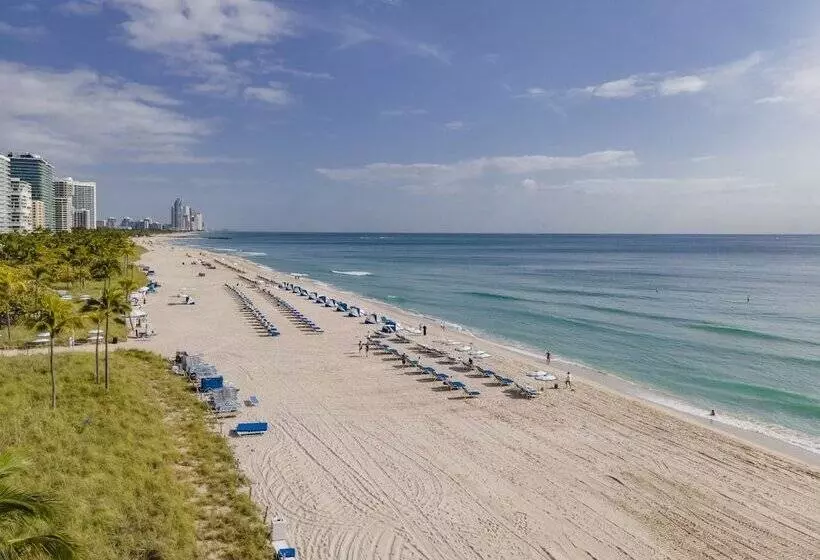 اتاق لوکس با چشم‌انداز دریا, The St. Regis Bal Harbour Resort