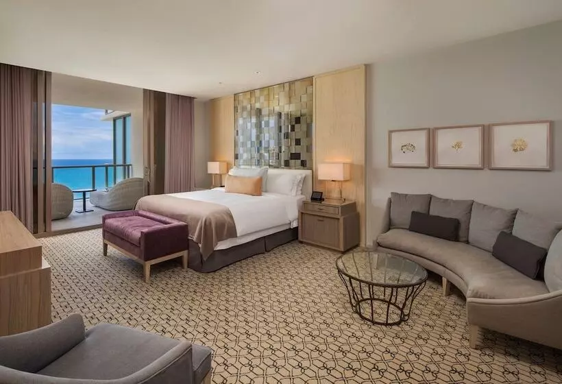 اتاق لوکس با چشم‌انداز دریا, The St. Regis Bal Harbour Resort