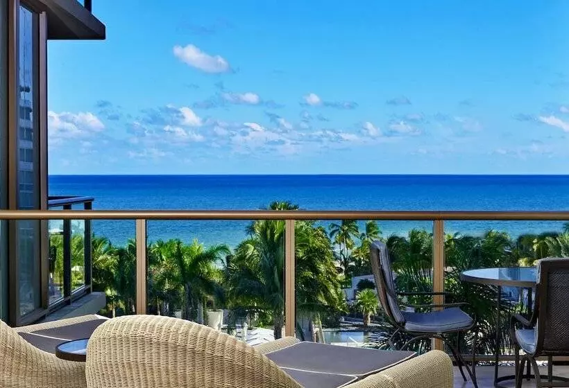 اتاق لوکس با چشم‌انداز دریا, The St. Regis Bal Harbour Resort