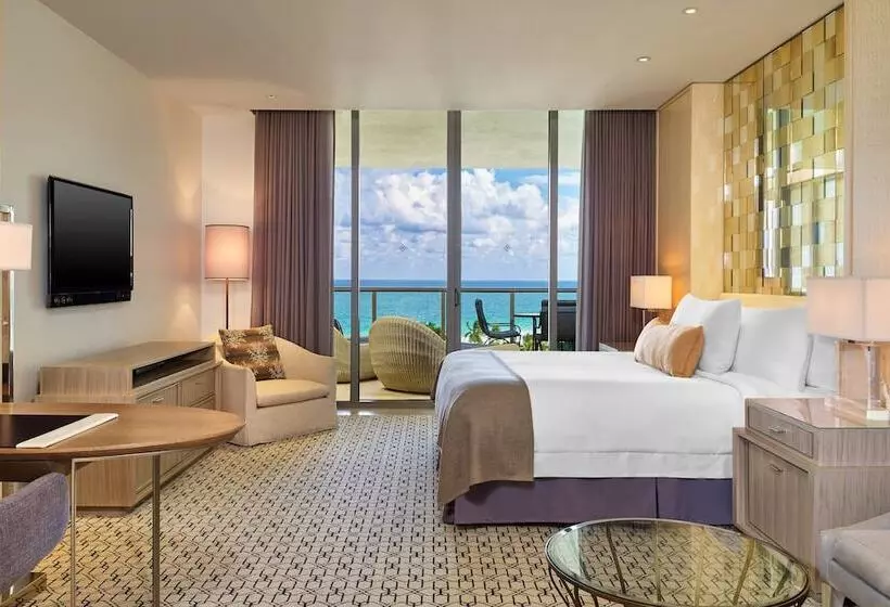 اتاق لوکس با چشم‌انداز دریا, The St. Regis Bal Harbour Resort