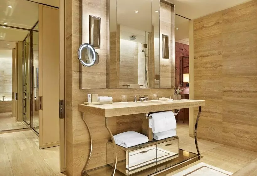اتاق لوکس با چشم‌انداز دریا, The St. Regis Bal Harbour Resort