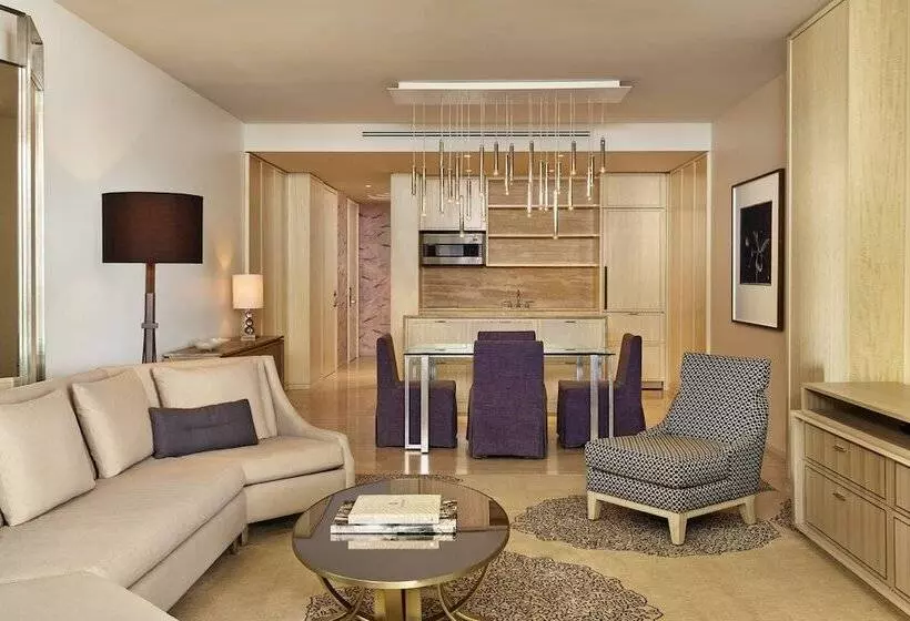 سوییت با چشم‌انداز دریا, The St. Regis Bal Harbour Resort