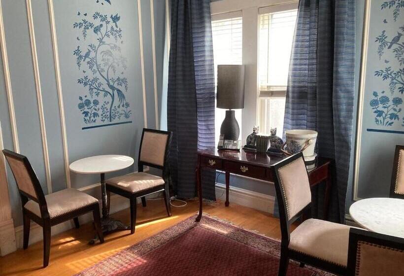 اتاق عادی, The Villa Toscana