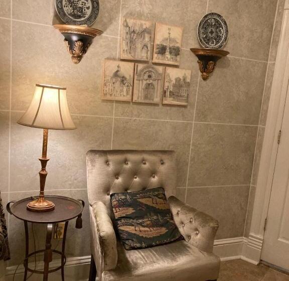 اتاق عادی, The Villa Toscana